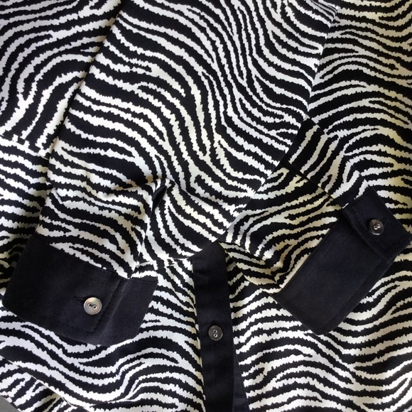 J McLaughlin Black/Cream Print Top - Picture 4 of 8